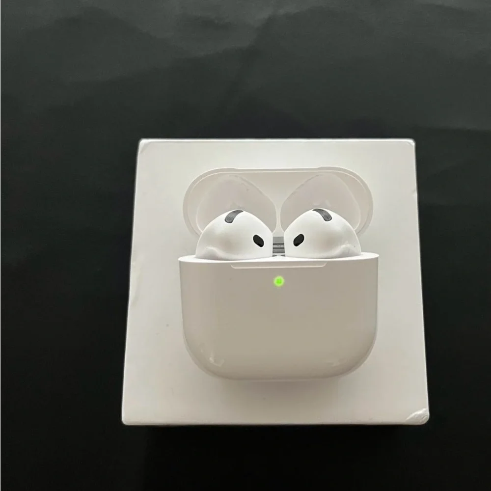 Apple White Wireless Earphones with Charging Case